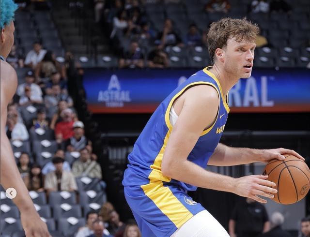 不是后卫！勇士签2米13中锋 G联赛篮板王驰援库里